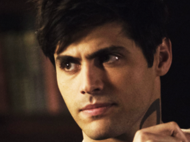 Alec terminou com ele.