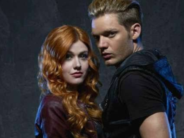 Jace e Clary se casam.