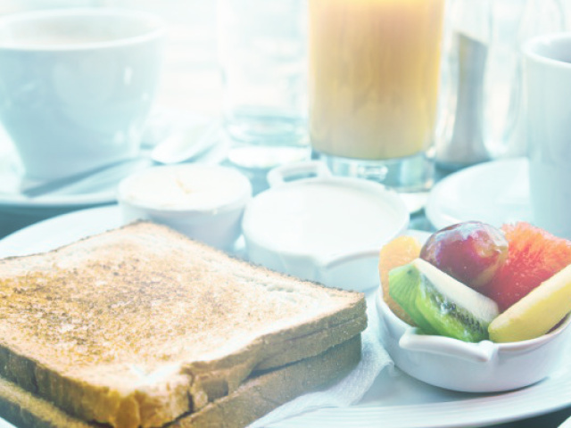 Não acordo com muita fome. Então me pilho mais por algo leve, um pão preto, frutas. Para beber, um suco, café ou leite desnatado.