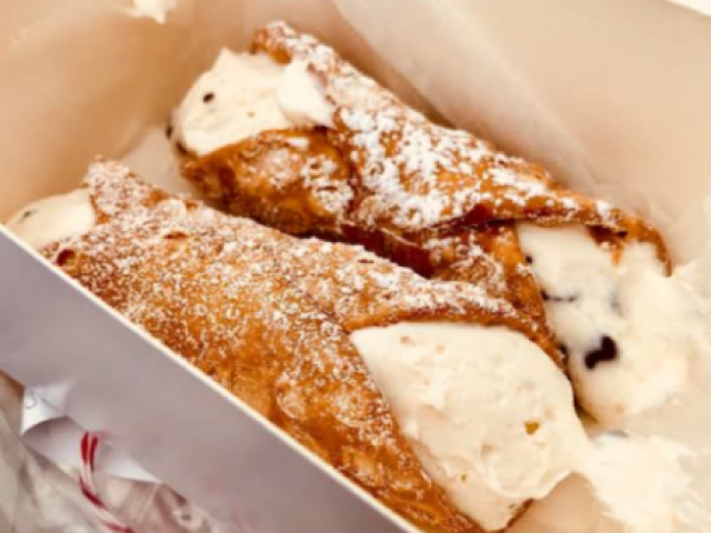 Um canoli na Carlo's Bakery (imagina que lá tem uma Carlo's Bakery ok kkk)