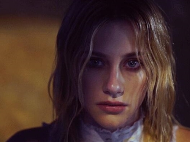 Betty Cooper nα̃o estά feliz com seus conhecimentos sobre “Riverdɑle”!