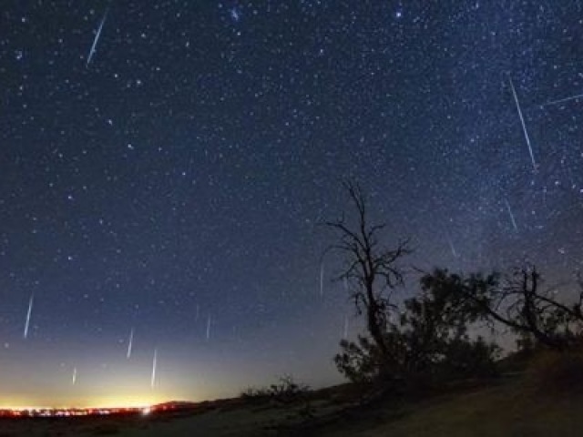 Assistir uma chuva de meteoros na madrugada.