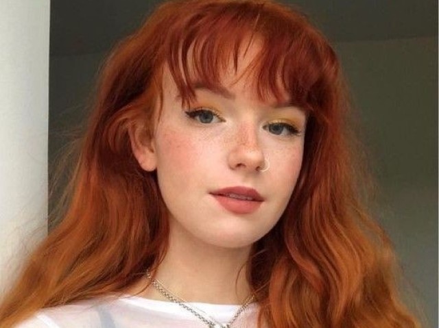 Ruiva(Os cabelos dela são longos)
