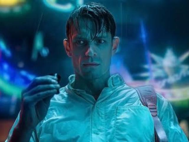 Se não for Altered Carbon jogue-me da janela imediatamente, apesar dos altos defeitos vc ama demais essa série tem como n, vá assistir a 2 temporada vagabundo