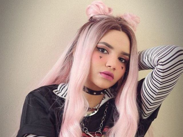 Essa mais e-girl, bem explosiva, de personalidade forte, inteligente, gosta bastante de preto, um pouco de rosa, é bem durona, possui poucos amigos mas os que tem sao verdadeiros, é bem fechada pra si. Ela gosta bastante de tocar guitarra e violão