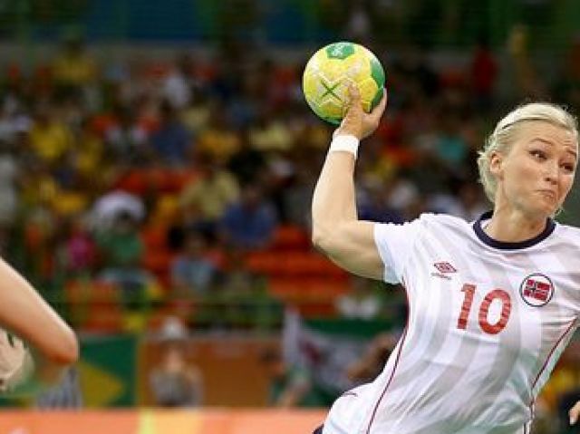 NÃO LIGO MAIS PARA A VIDA, GOSTO DA DOR PODE VIR COM TUDO.
(bola de handebol)
