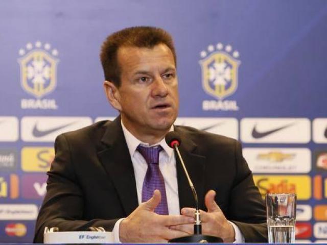 Dunga: Ama ler, e sabe curiosidades que ninguém sabe, ama o Twitter, reclama demais e fica muito puto quando ta com os nervos a flor da pele.