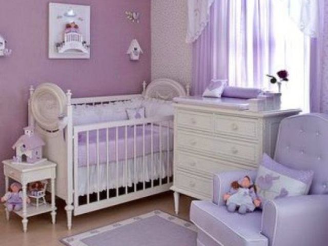 Quarto de bebê feminino roxo