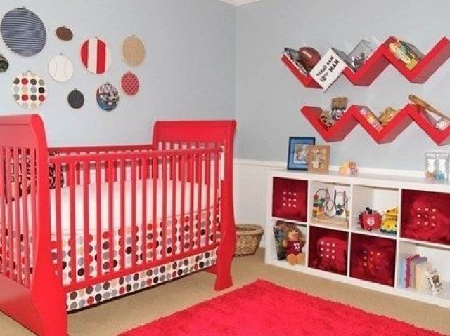 Quarto de bebê feminino vermelho