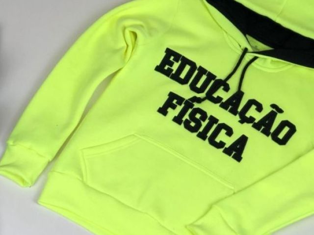 Se escolher esse finge que é tipo uniforme próprio pra educação física dado pela escola mais não era obrigatório.