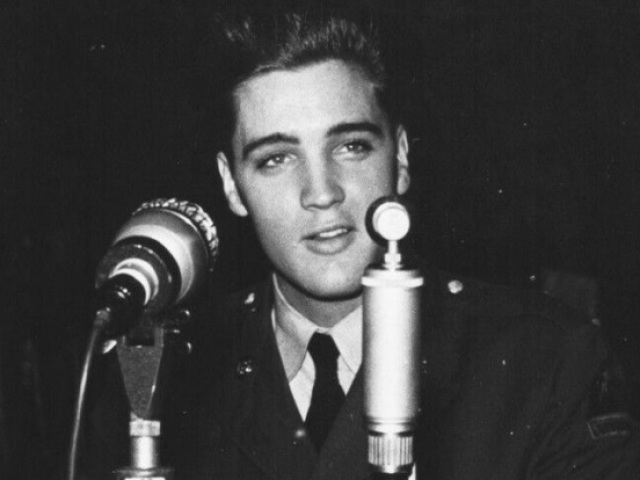 𝐄𝐥𝐯𝐢𝐬 𝐏𝐫𝐞𝐬𝐥𝐞𝐲.
Muito famoso antigamente, Presley é a voz de hits como "Can't Help Falling In Love" e "Hound Dog".