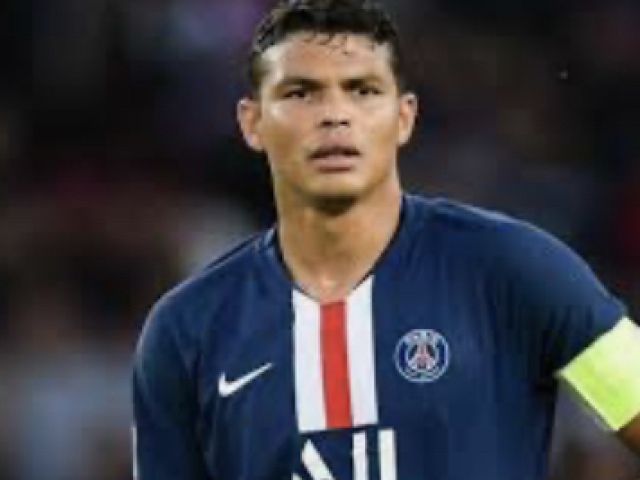 Toca pro Thiago Silva que tá livre na marca do pênalti