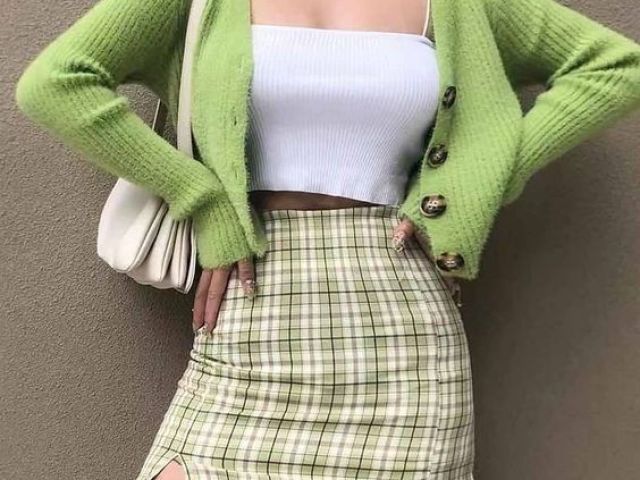 Cropped branco de alsa fina, suéter verde curto e saia quadriculada verde curta💚