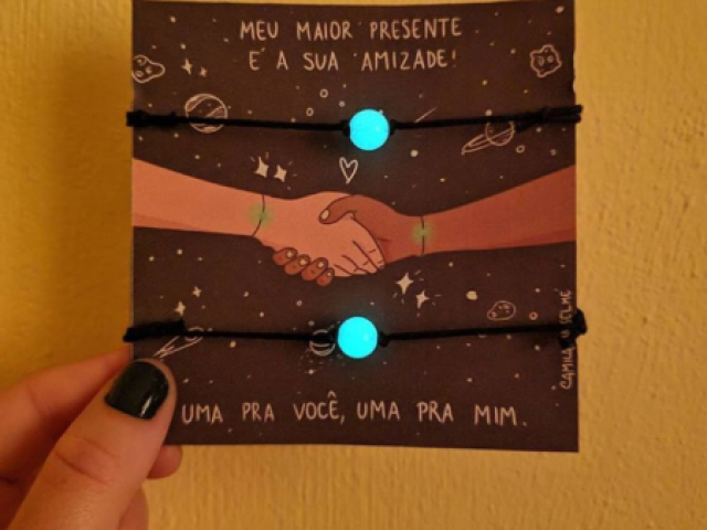 ou uma pulseira mais simples mais que brilha no escuro e é sua cara e a dele?