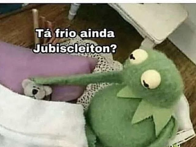 Eu com 6 anos cobrindo meus brinquedos antes de dormir: