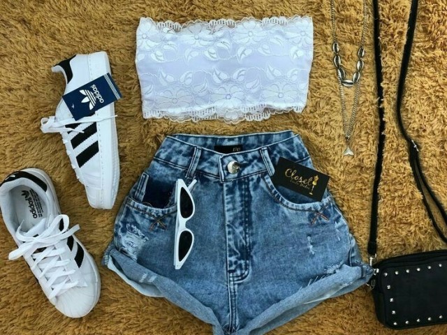 Roupa da Carla
*sem o óculos e colar