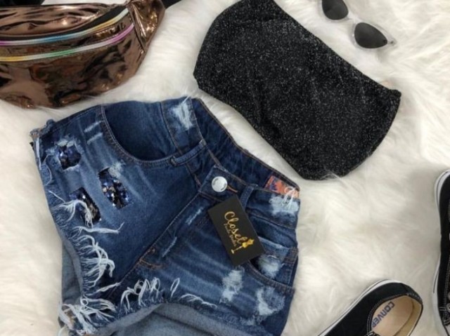 Roupa da Maria
tênis preto all star
*sem a pochete e o óculos