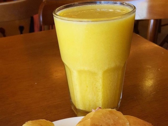 É suco com pão com queijo gente ,desculpa pela imagem