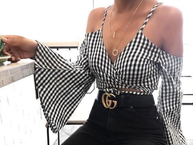 Essa aqui é uma blusinha assim com uma calça e um tenis branco.