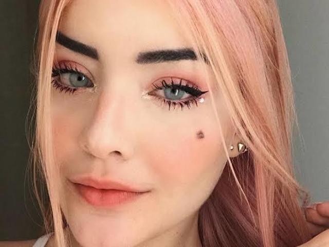 Um delineado e sombra rosa Ă© muito perfeito