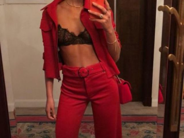 CALÇA,CROPPED,BLAZER E BOLSA VERMELHA