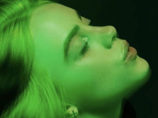 𝐛𝐢𝐥𝐥𝐢𝐞 𝐞𝐢𝐥𝐢𝐬𝐡.
Billie está ficando cada vez mais famosa a cada dia. A maioria de suas músicas já é familiar para muita gente, mas "Bad Guy" é com certeza sua música de maior sucesso.