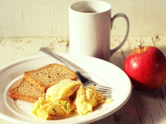 Torrada, ovo mexido, fruta e café (mas pode trocar o café por leite)