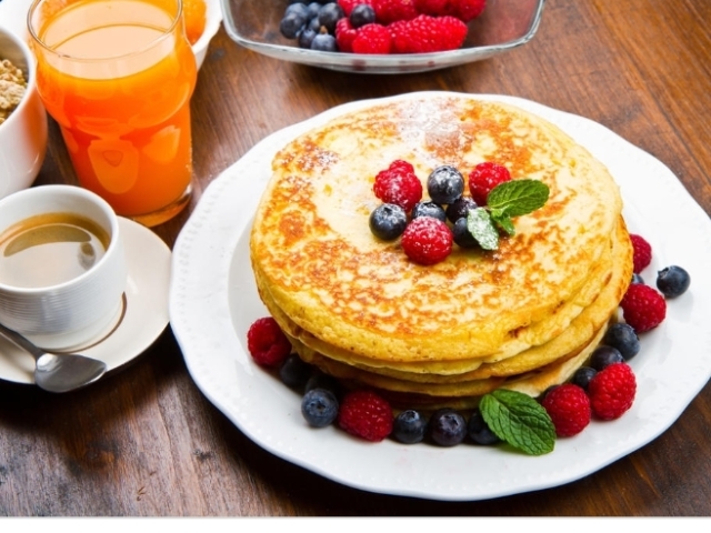 Panquecas, suco e chá (pode trocar o chá por café)