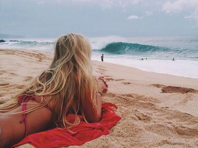 "Pôr do sol + Praia = Minha felicidade☀❤"
(Gente só repara na onda dessa foto😂 Eu morria se visse, e não tirava uma foto kkkk)