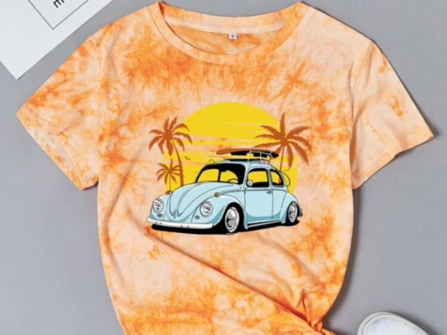 Tie dye laranja com figura de carro e palmeiras