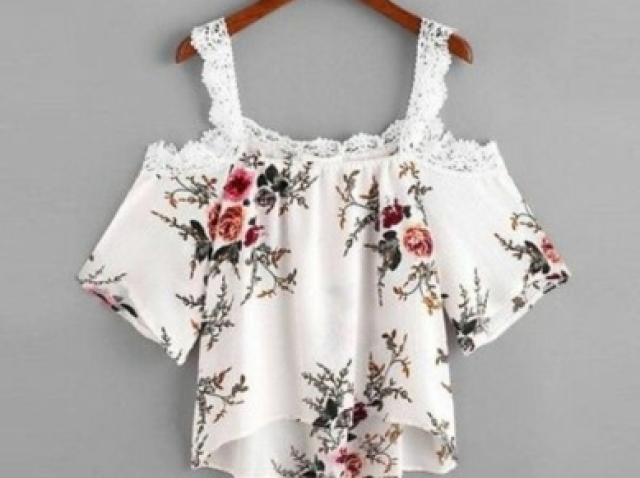 Blusa chic branca com flores