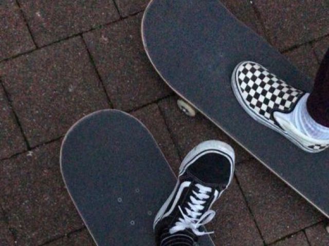 de skate (não me pergunte de onde saiu o skate ;-;)