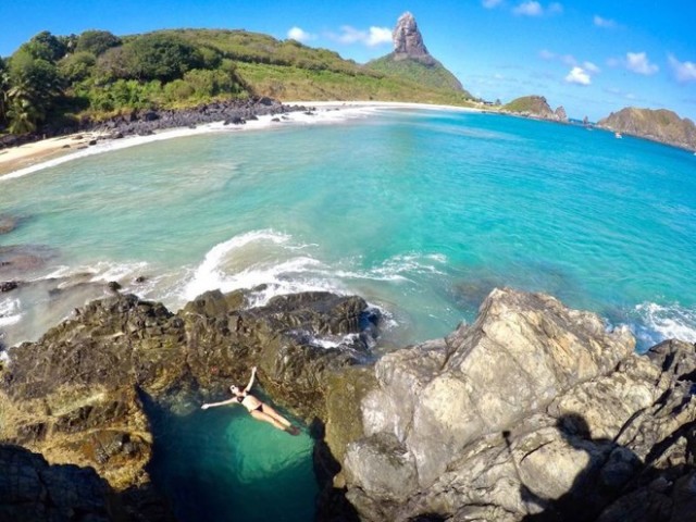 Nada melhor doque uma piscina natural com um mar desce