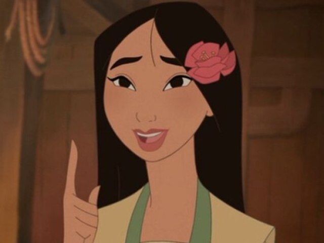 mulan de cabelo preto e pele branca e olhos castanhos