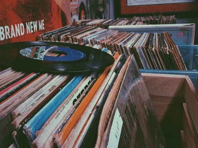 Escolhe entre duas imagens e eu recomendo uma música!