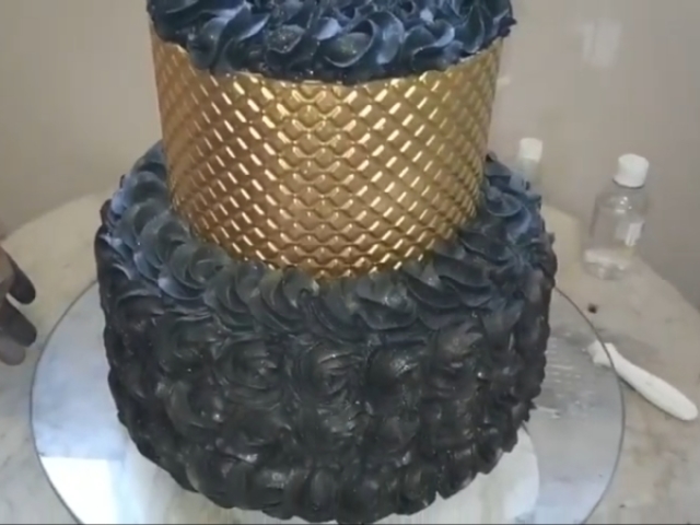 Bolo preto e dourado