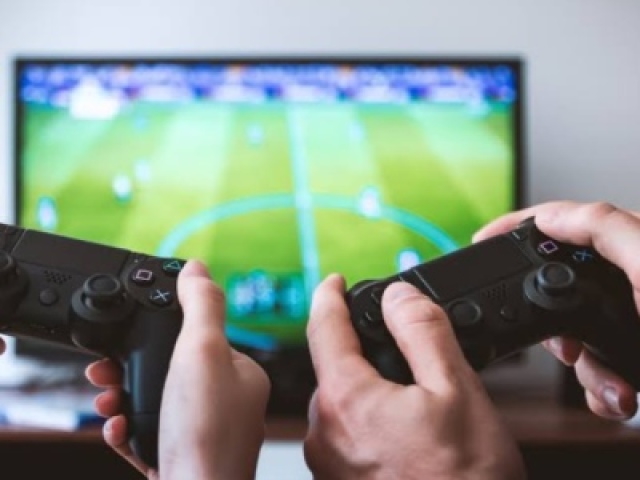 Jogar videogame e assistir TV