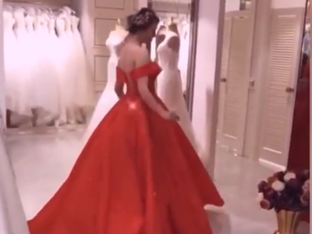 Não acredito no que estou vendo! esse vestido vermelho é bem brilhante e bem bonito! você gostou?