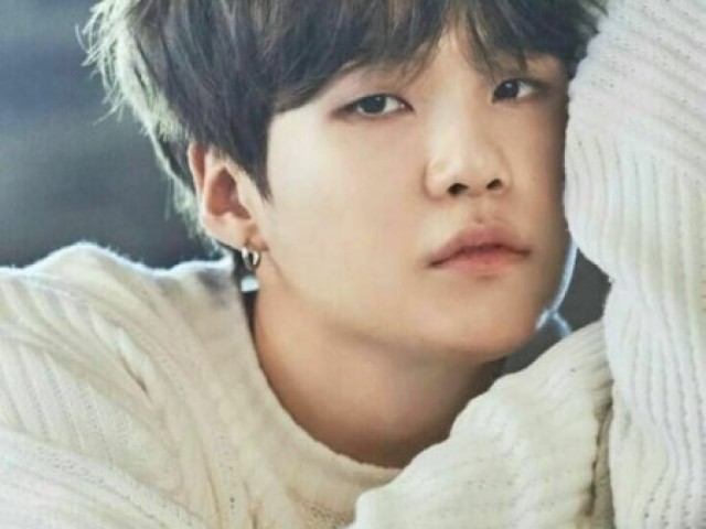 O fundo do celular do suga ser uma foto sua