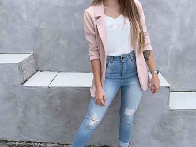 Blazer, camiseta branca e jeans