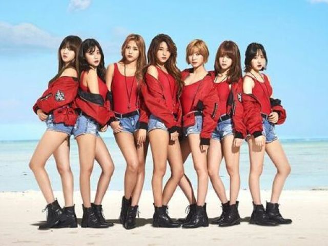 8(incluindo a baterista do AoA que não está na foto)