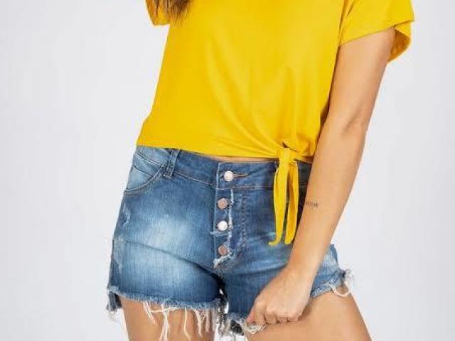 shortinho jeans com blusa