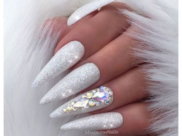 Branco com glitter e pedras