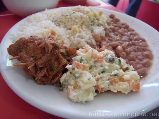 Arroz feijão carne maionese cenoura e ervilha