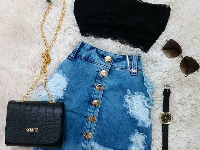 Cropped preto e saia jeans