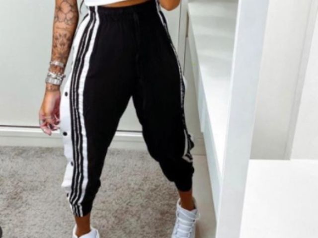 Calça Jogger Feminina com Botões Laterais