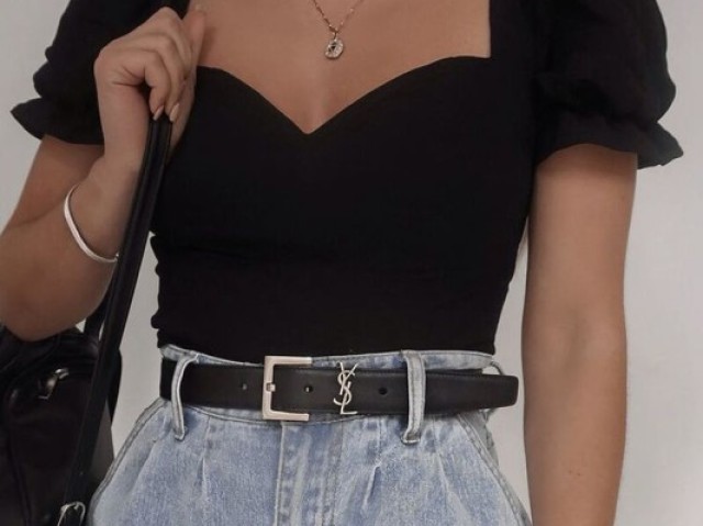 Short jeans cintura alta, cropeed preto e cintinho preto 🖤