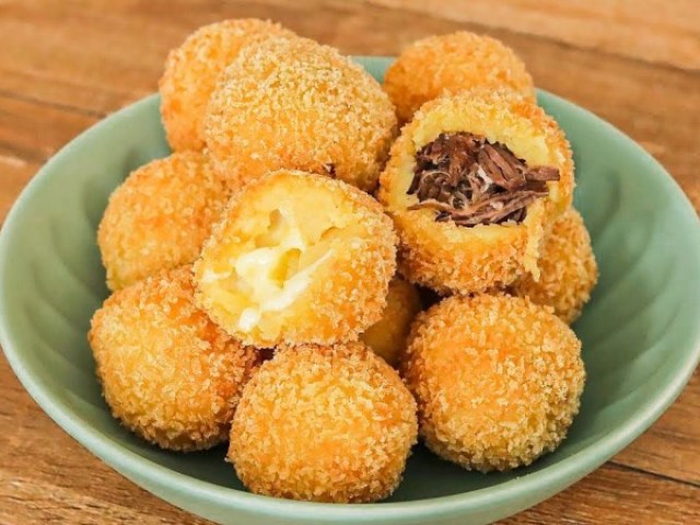 bolinha de queijo ou carne