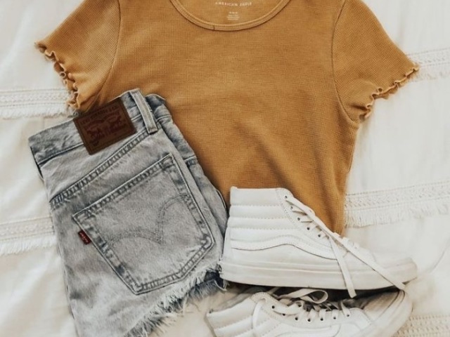 𝙻𝚘𝚘𝚔 𝟸
-ᴜᴍ ᴄʀᴏᴘᴘᴇᴅ ʙᴇɢᴇ, ᴜᴍ sʜᴏʀᴛ ᴊᴇᴀɴs ɴᴜᴍᴀ ᴄᴏʀ ᴄʟᴀʀᴀ ᴇ ᴜᴍ ᴛᴇɴɪs ʙʀᴀɴᴄᴏ ᴄᴀɴᴏ ᴀʟᴛᴏ