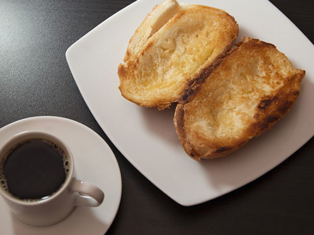 fia eu tô com tanta pressa que um cafezin e um pãozinho é um banquete pra mim